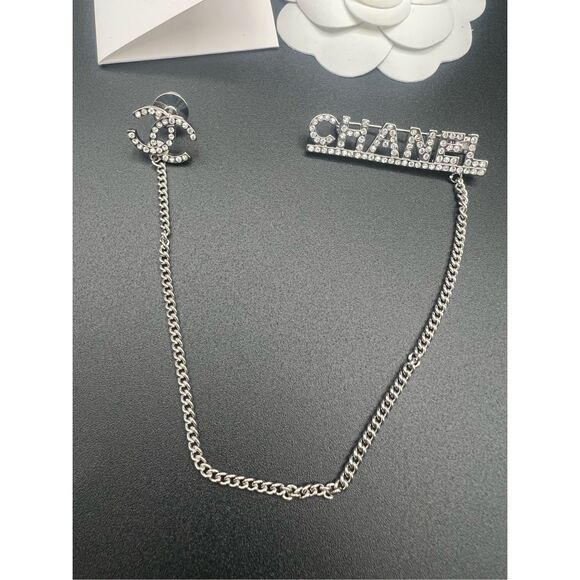 CLOSET CLEAR-OUT: PRICE DROP⚡ chanel
Silver tone brooch pin c c - Picture 1 of 11